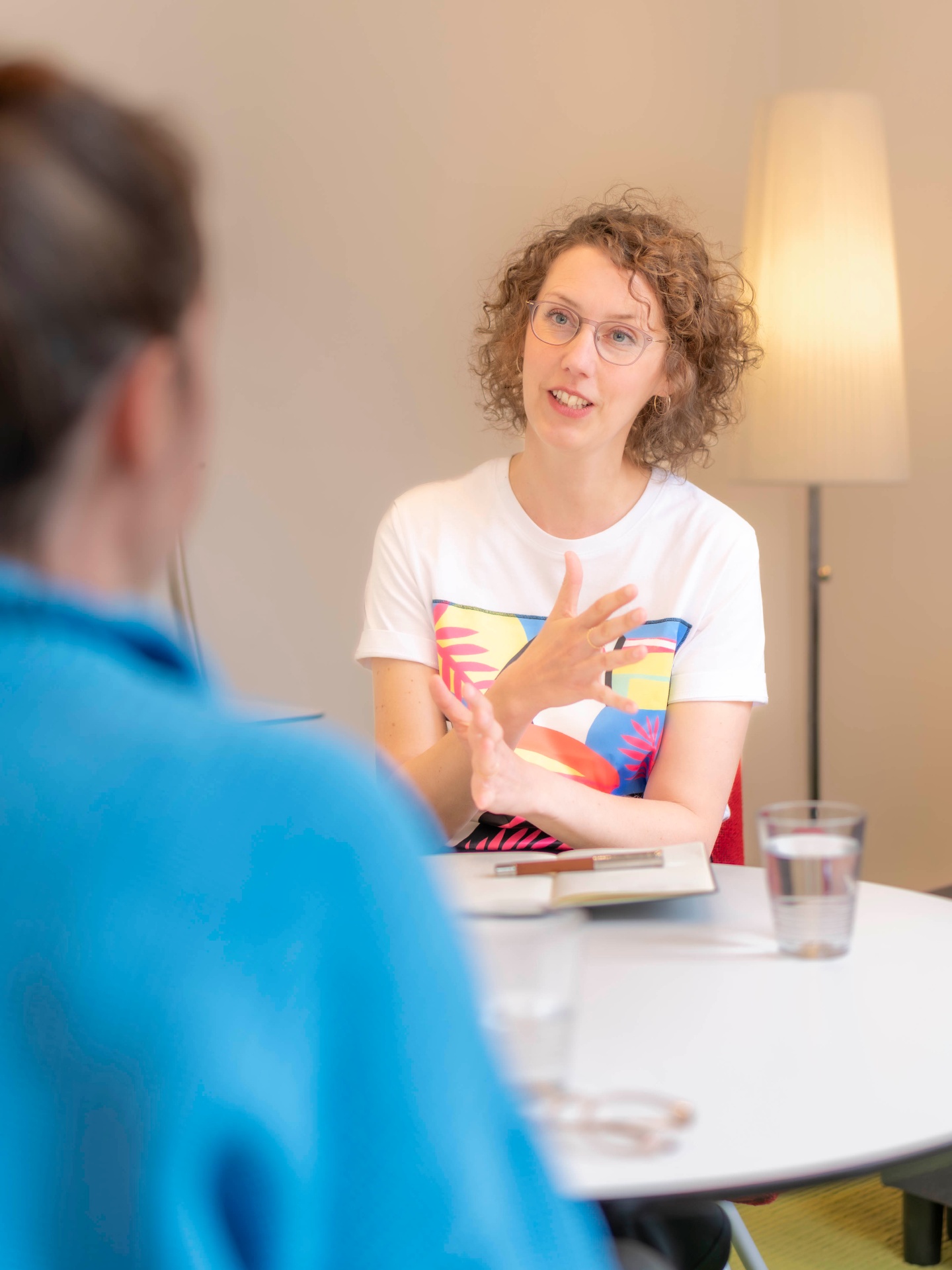 Annika Schneeweiss ordnet im Gespräch das Gesagte einer Klientin ein